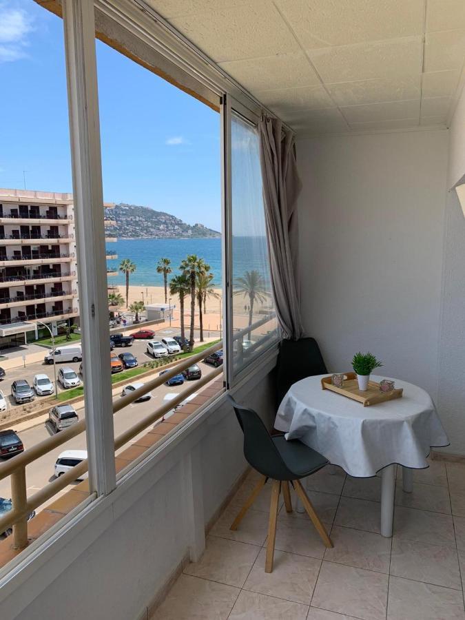 Appartement Premiere Ligne De Mer Avec Piscine Roses Eksteriør billede