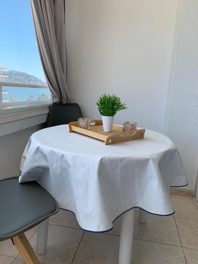 Appartement Premiere Ligne De Mer Avec Piscine Roses Eksteriør billede