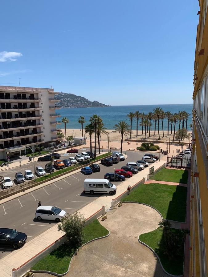 Appartement Premiere Ligne De Mer Avec Piscine Roses Eksteriør billede