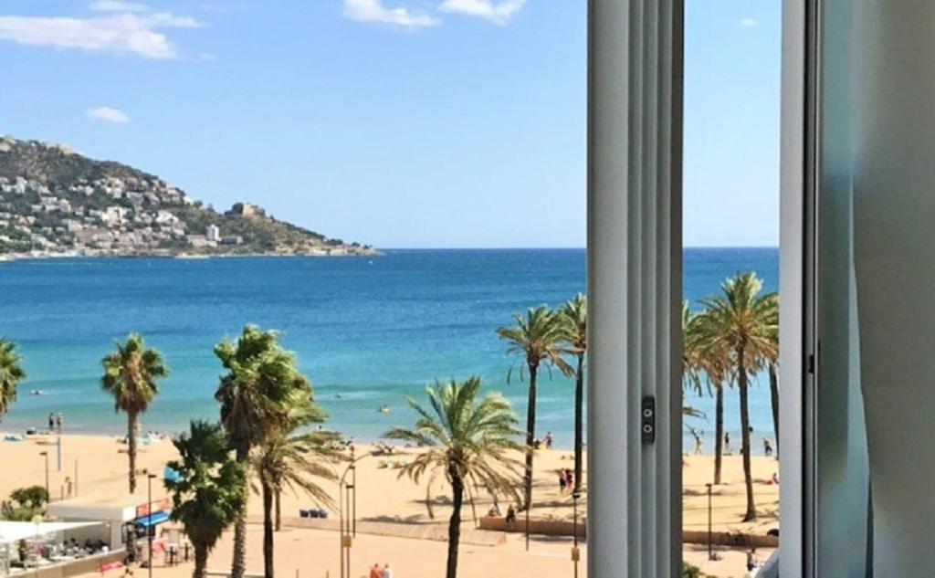 Appartement Premiere Ligne De Mer Avec Piscine Roses Eksteriør billede