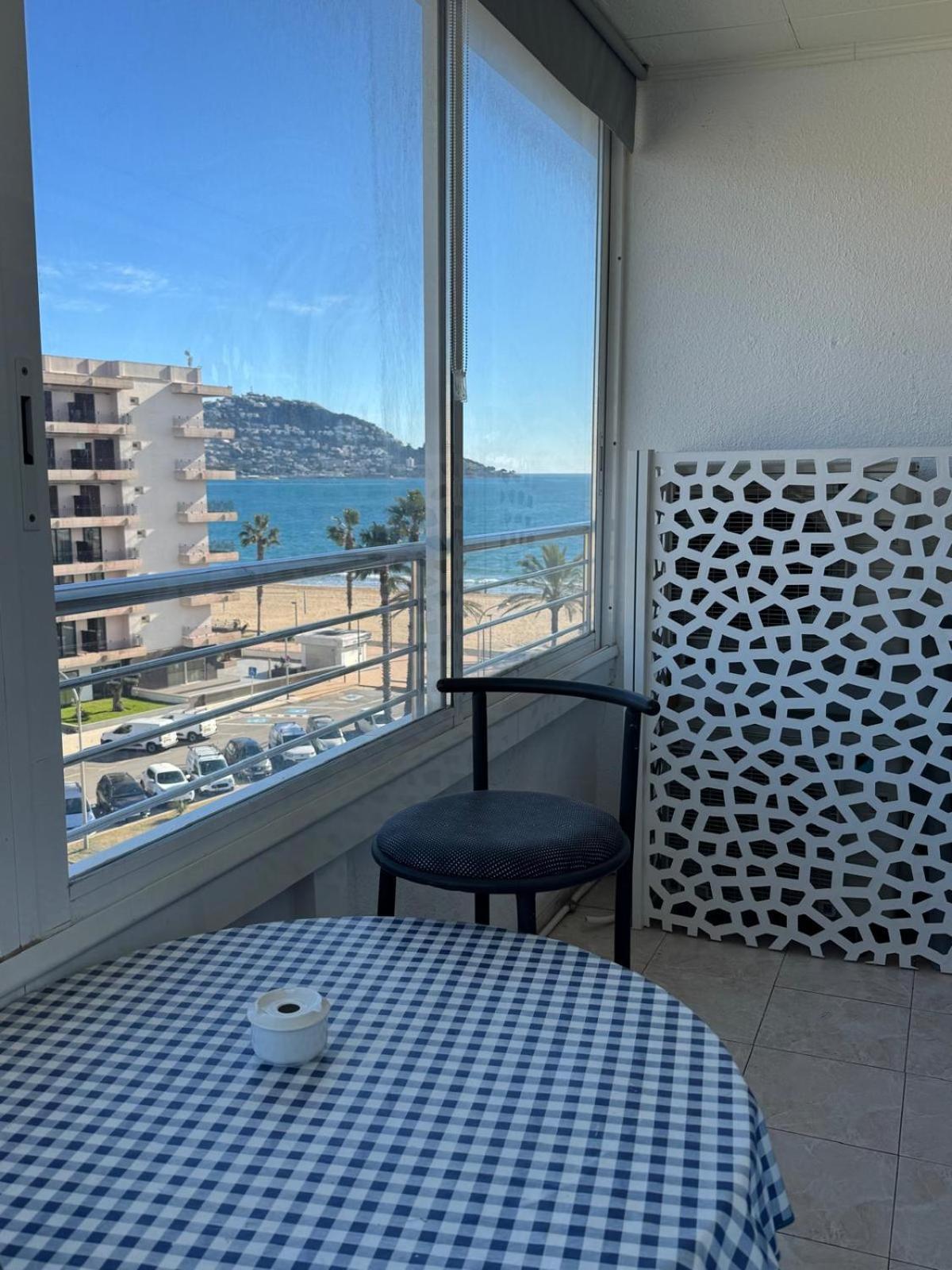 Appartement Premiere Ligne De Mer Avec Piscine Roses Eksteriør billede
