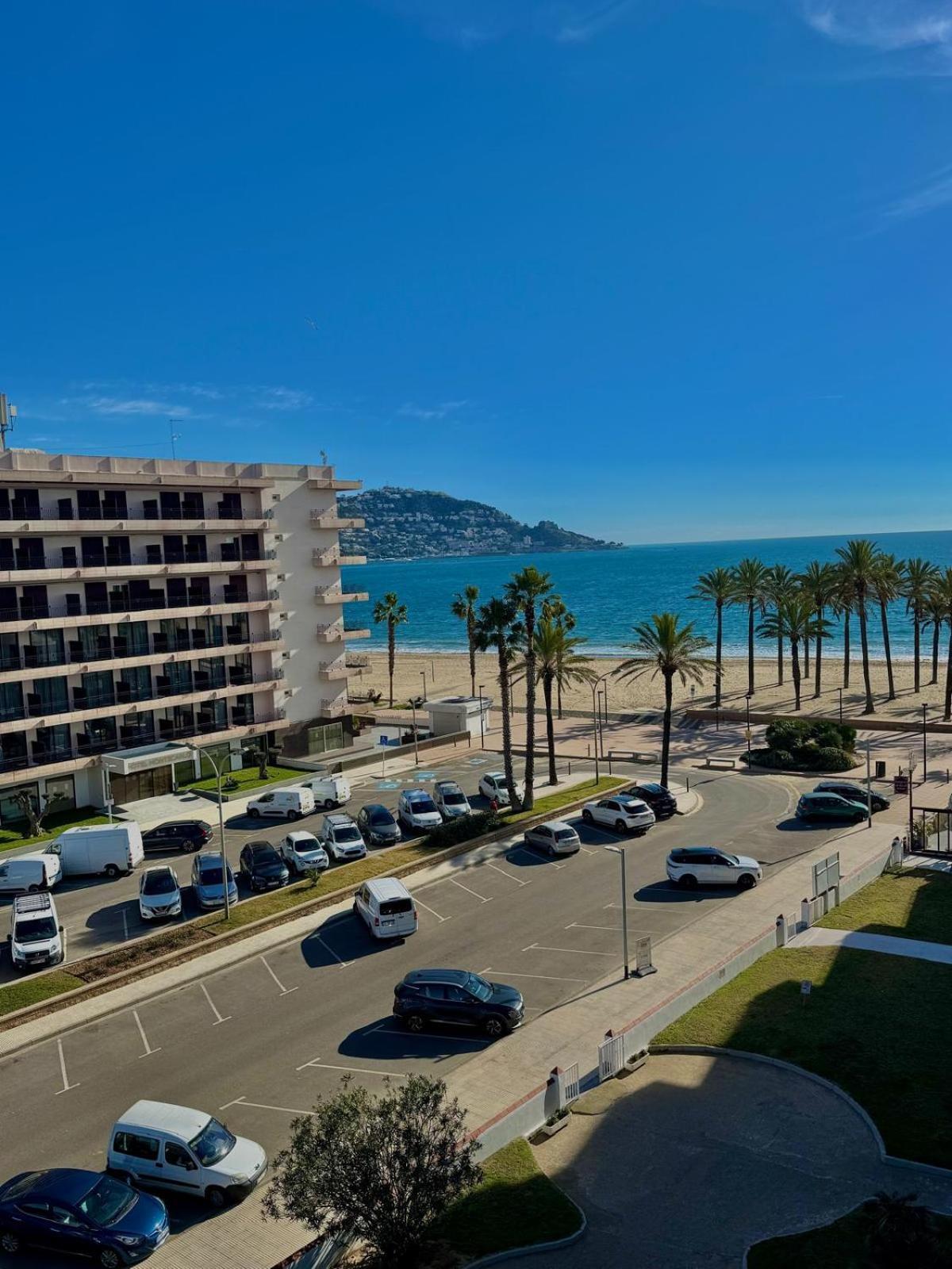 Appartement Premiere Ligne De Mer Avec Piscine Roses Eksteriør billede