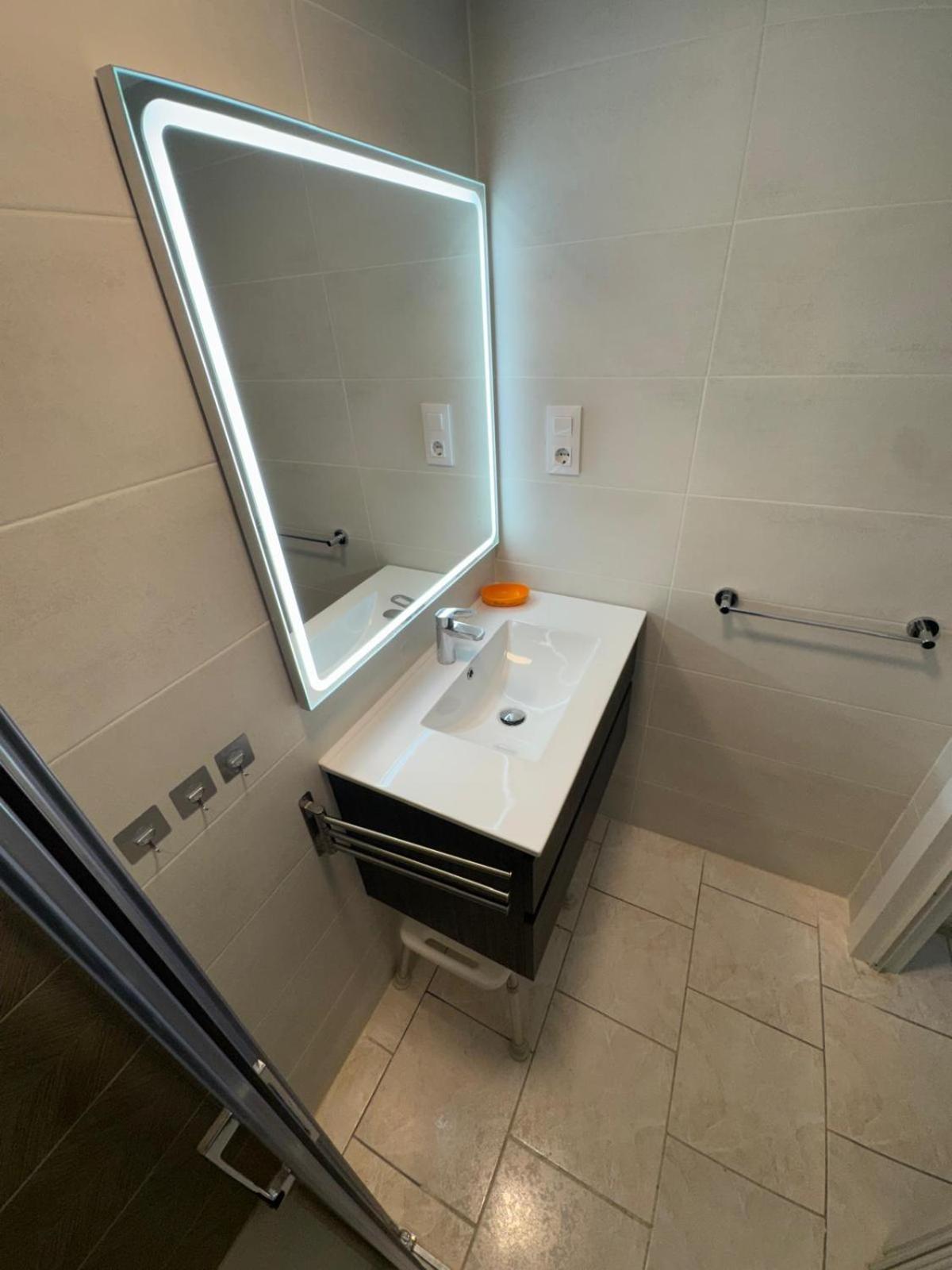 Appartement Premiere Ligne De Mer Avec Piscine Roses Eksteriør billede